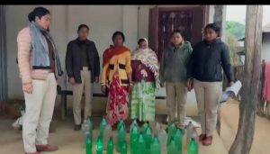 খোয়াইয়ে মহিলা পুলিশের মাদকবিরোধী অভিযান! বিপুল পরিমাণ চোলাই মদ উদ্ধার!
