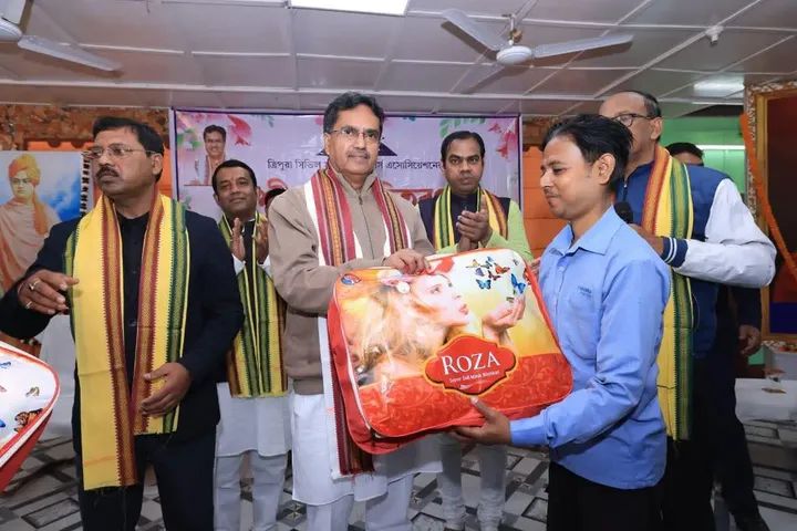 শীতবস্ত্র তুলে দিলেন মুখ্যমন্ত্রী ডাঃ মানিক সাহা।