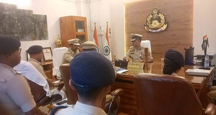 পুলিশ সুপার কার্যালয়ে বৈঠক করেন পুলিশ মহা নির্দেশক